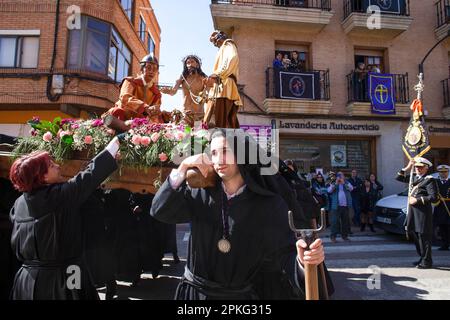 Die Mitglieder der Brüderschaft von Nuestro Padre Jes Nazareno und Patrocinio de San José tragen das Bild von „Jesus auf Golgotha“ auf ihren Schultern, während der Prozession der Stufen, die durch die Straßen von Sahag verlief Kredit: SOPA Images Limited/Alamy Live News Stockfoto