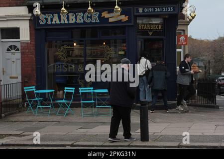 Newcastle upon Tyne, Vereinigtes Königreich, 7. April 2023. Karfreitag in Newcastle, Mann mit Kreuz am Grey's Monument und Chippy Queues im Starbeck Avenue Fish Shop für traditionellen Karfreitagsfisch und Chips, Credit:DEW/Alamy Live News Stockfoto