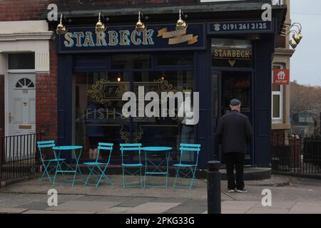 Newcastle upon Tyne, Vereinigtes Königreich, 7. April 2023. Karfreitag in Newcastle, Mann mit Kreuz am Grey's Monument und Chippy Queues im Starbeck Avenue Fish Shop für traditionellen Karfreitagsfisch und Chips, Credit:DEW/Alamy Live News Stockfoto