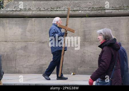 Newcastle upon Tyne, Vereinigtes Königreich, 7. April 2023. Karfreitag in Newcastle, Mann mit Kreuz am Grey's Monument und Chippy Queues im Starbeck Avenue Fish Shop für traditionellen Karfreitagsfisch und Chips, Credit:DEW/Alamy Live News Stockfoto