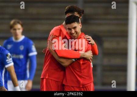 Lommel, Belgien. 07. April 2023. Die Spieler von Dender feiern nach einem Tor während eines Fußballspiels zwischen Jong Genk (U23) und Dender EH am Freitag, den 07. April 2023 in Genk, am 6. Tag der Relegation Play-offs der 1B. Division der belgischen Meisterschaft „Challenger Pro League“ 2022-2023. BELGA FOTO JILL DELSAUX Kredit: Belga News Agency/Alamy Live News Stockfoto