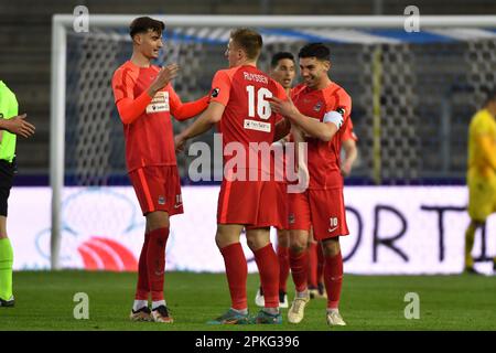 Lommel, Belgien. 07. April 2023. Die Spieler von Dender feiern nach einem Tor während eines Fußballspiels zwischen Jong Genk (U23) und Dender EH am Freitag, den 07. April 2023 in Genk, am 6. Tag der Relegation Play-offs der 1B. Division der belgischen Meisterschaft „Challenger Pro League“ 2022-2023. BELGA FOTO JILL DELSAUX Kredit: Belga News Agency/Alamy Live News Stockfoto