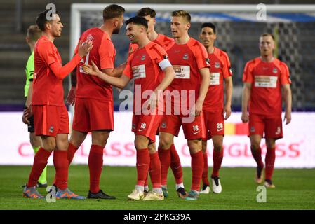 Lommel, Belgien. 07. April 2023. Die Spieler von Dender feiern nach einem Tor während eines Fußballspiels zwischen Jong Genk (U23) und Dender EH am Freitag, den 07. April 2023 in Genk, am 6. Tag der Relegation Play-offs der 1B. Division der belgischen Meisterschaft „Challenger Pro League“ 2022-2023. BELGA FOTO JILL DELSAUX Kredit: Belga News Agency/Alamy Live News Stockfoto