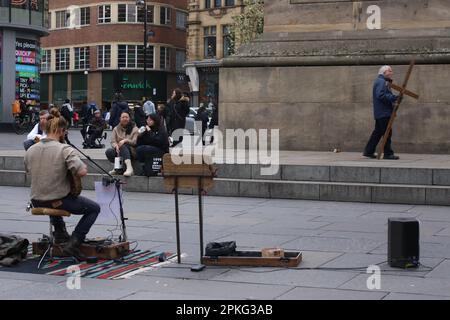 Newcastle upon Tyne, Vereinigtes Königreich, 7. April 2023. Karfreitag in Newcastle, Mann mit Kreuz am Grey's Monument und Chippy Queues im Starbeck Avenue Fish Shop für traditionellen Karfreitagsfisch und Chips, Credit:DEW/Alamy Live News Stockfoto