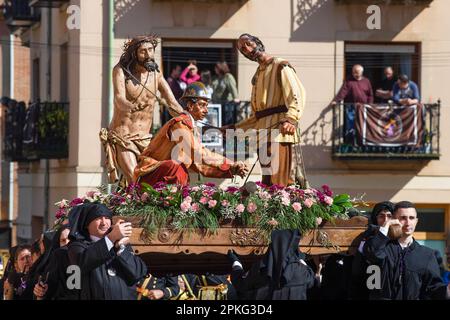 Die Mitglieder der Brüderschaft von Nuestro Padre Jes Nazareno und Patrocinio de San José tragen das Bild von „Jesus auf Golgotha“ auf ihren Schultern, während der Prozession der Stufen, die durch die Straßen von Sahag verlief (Foto: Luis Soto/SOPA Images/Sipa USA) Guthaben: SIPA USA/Alamy Live News Stockfoto