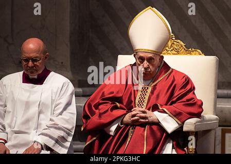 Vatikanstadt, Vatikan. 07. April 2023. Papst Franziskus führt am Heiligen Freitag die Passionsmesse des Herrn im Petersdom an. Am Heiligen Freitag feiern Papst Franziskus und beobachten Tausende von Gläubigen aus der ganzen Welt in St. Petersdom im Vatikan. (Foto: Ximena Borrazas/SOPA Images/Sipa USA) Guthaben: SIPA USA/Alamy Live News Stockfoto