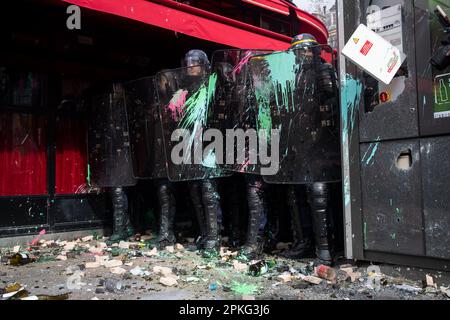 PARIS, Frankreich. 6. April 2023. Die Proteste gegen die Regierung dauern an, nachdem sie die Rentenreform ohne Abstimmung unter Verwendung von Artikel 49,3 der Verfassung vorangetrieben und einen Misstrauensantrag im parlament bestanden hat Credit: Lucy North/Alamy Live News Stockfoto