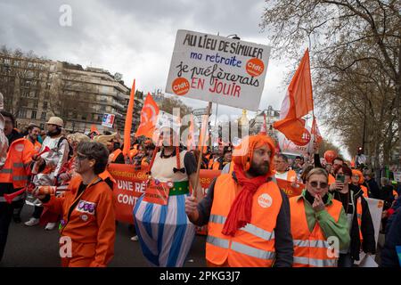 PARIS, Frankreich. 6. April 2023. Die Proteste gegen die Regierung dauern an, nachdem sie die Rentenreform ohne Abstimmung nach Artikel 49,3 der Verfassung vorangetrieben und einen Misstrauensantrag im parlament überlebt hat. Kredit: Lucy North/Alamy Live News Stockfoto