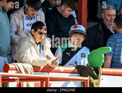 Japan-Fan beim Sky Bet League 1 Spiel Morecambe gegen Plymouth Argyle im Mazuma Stadium, Morecambe, Großbritannien. 7. April 2023. (Foto von Stan Kasala/News Images) in Morecambe, Vereinigtes Königreich, 4/7/2023. (Foto: Stan Kasala/News Images/Sipa USA) Guthaben: SIPA USA/Alamy Live News Stockfoto