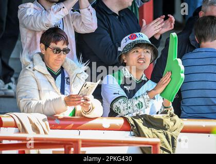 Japan-Fan beim Sky Bet League 1 Spiel Morecambe gegen Plymouth Argyle im Mazuma Stadium, Morecambe, Großbritannien. 7. April 2023. (Foto von Stan Kasala/News Images) in Morecambe, Vereinigtes Königreich, 4/7/2023. (Foto: Stan Kasala/News Images/Sipa USA) Guthaben: SIPA USA/Alamy Live News Stockfoto