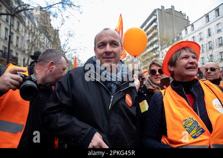 PARIS, Frankreich. 6. April 2023. Laurent Berger, Generalsekretär der CFDT-Gewerkschaft, schließt sich den Protesten in Paris an, die gegen die Regierung fortgesetzt werden, nachdem sie das Rentenreformgesetz ohne Abstimmung unter Anwendung von Artikel 49,3 der Verfassung vorgebracht und einen Misstrauensantrag im parlament überlebt hat Credit: Lucy North/Alamy Live News Stockfoto