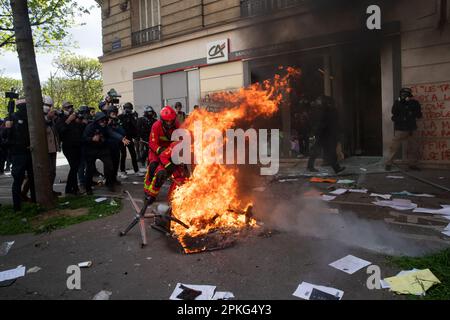 PARIS, Frankreich. 6. April 2023. Die Proteste in Paris gehen weiter gegen die Regierung, nachdem sie das Rentenreformgesetz ohne Abstimmung unter Verwendung von Artikel 49,3 der Verfassung durchgesetzt und einen Misstrauensantrag im parlament bestanden hat Credit: Lucy North/Alamy Live News Stockfoto