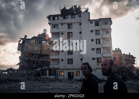 Hatay, Truthahn. 07. April 2023. In einem Bereich, in dem die Trümmer entfernt wurden, wurden Personen und beschädigte Gebäude gesehen, die darauf warteten, dahinter abgerissen zu werden. Seit dem Erdbeben am 6. Februar 2023 sind 2 Monate vergangen. Im Harbiye-Bezirk im Defne-Bezirk von Hatay versuchen Erdbebenopfer, zum normalen Leben zurückzukehren. (Foto: Murat Kocabas/SOPA Images/Sipa USA) Guthaben: SIPA USA/Alamy Live News Stockfoto