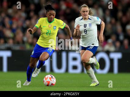 Brasiliens Kerolin kämpft während des Frauen-Finalissima im Wembley-Stadion, London, mit dem englischen Georgia Stanway um den Ball. Foto: Donnerstag, 6. April 2023. Stockfoto