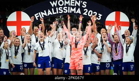 Englische Spieler heben die Trophäe auf dem Podium, nachdem sie das Finalissima der Frauen im Wembley Stadium in London gewonnen haben. Foto: Donnerstag, 6. April 2023. Stockfoto