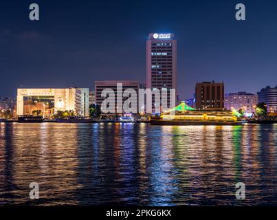 Dubai, Vereinigte Arabische Emirate - 30. März 2023: Blick über den Creek in Richtung Deira, während Tourboote am Wasser vorbeifahren Stockfoto