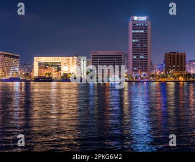 Dubai, Vereinigte Arabische Emirate - 30. März 2023: Blick über den Creek in Richtung Deira, während Tourboote am Wasser vorbeifahren Stockfoto