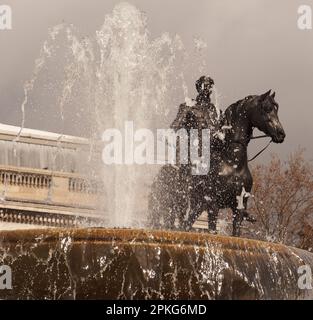 Reiterstatue von George IV. Am Trafalgar Square, London. Großbritannien hinter einem der Springbrunnen Stockfoto
