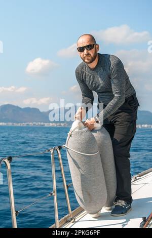 Voyage Race Segeln Sie auf einer professionellen Sportyacht. Kotflügel verankern. Bootsfahrt im Sommer. Kapitän Yachtsmann segelt. Seeschiff Boa-Reise. E Stockfoto