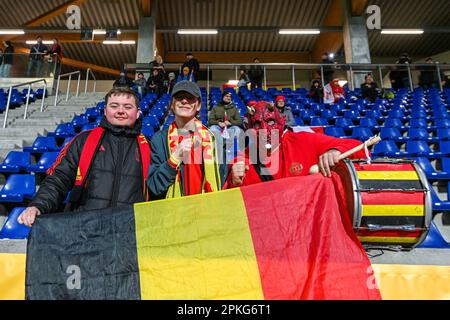 Belgische Fans wurden vor einem freundlichen Fußballspiel zwischen den österreichischen und belgischen Nationalmannschaften , dem so genannten Red Flames , am Freitag , dem 7 . April 2023 in Wiener Neustadt , Österreich , vorgestellt . FOTO SPORTPIX | STIJN AUDOOREN Kredit: Sportpix/Alamy Live News Stockfoto