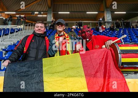 Belgische Fans wurden vor einem freundlichen Fußballspiel zwischen den österreichischen und belgischen Nationalmannschaften , dem so genannten Red Flames , am Freitag , dem 7 . April 2023 in Wiener Neustadt , Österreich , vorgestellt . FOTO SPORTPIX | STIJN AUDOOREN Kredit: Sportpix/Alamy Live News Stockfoto