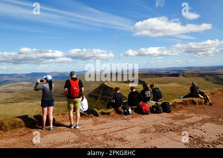 UK Weather: Karfreitag-Feiertag, 7. April 2023. Brecon Beacons National Park, Südwales. Wanderer genießen die Aussicht vom Gipfel des Pen y Fan im Brecon Beacons National Park. Der Gipfel in der Mitte ist Cribyn, der nächste Gipfel entlang des Kammes. Das schöne, sonnige Wetter bedeutete, dass viele Leute die Reise in den Park für den heutigen Feiertag machten. Stockfoto