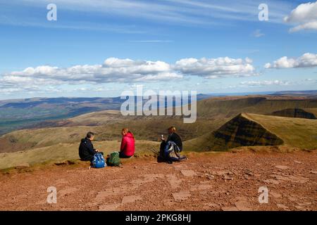 UK Weather: Karfreitag-Feiertag, 7. April 2023. Brecon Beacons National Park, Südwales. Wanderer genießen die Aussicht vom Gipfel des Pen y Fan im Brecon Beacons National Park. Der Gipfel in der Mitte ist Cribyn, der nächste Gipfel entlang des Kammes. Das schöne, sonnige Wetter bedeutete, dass viele Leute die Reise in den Park für den heutigen Feiertag machten. Stockfoto