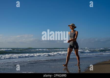 Schönes Mädchen, das Sport an der Küste macht Stockfoto