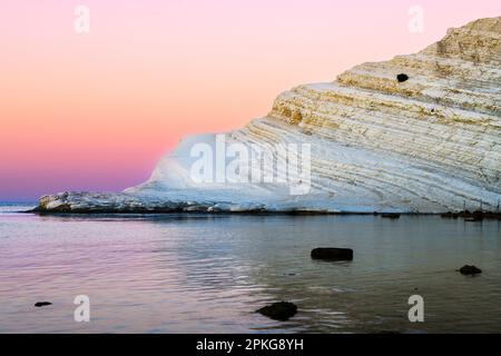 Felsige Klippen der Türken in Agrigento, Sizilien, Italien bei Sonnenaufgang. Stockfoto