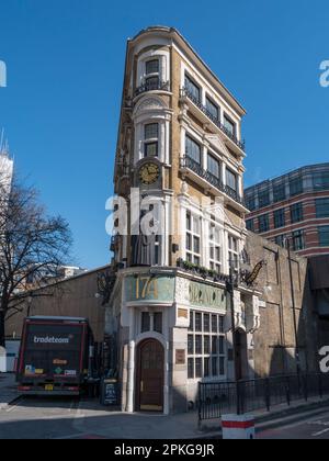 The Black Friar Public House in einem atemberaubenden Jugendstilgebäude (1905) im Zentrum von London, Großbritannien. Stockfoto