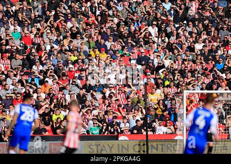 Sheffield, Großbritannien. 07. April 2023. Fans schützen ihre Augen vor der Sonne während des Sky Bet Championship-Spiels Sheffield United vs Wigan Athletic in Bramall Lane, Sheffield, Großbritannien, 7. April 2023 (Foto von Conor Molloy/News Images) in Sheffield, Großbritannien, am 4./7. April 2023. (Foto: Conor Molloy/News Images/Sipa USA) Guthaben: SIPA USA/Alamy Live News Stockfoto