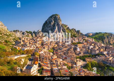 Caltabellota, Sizilien, Italien, historische Stadt in Sizilien bei Dämmerung. Stockfoto