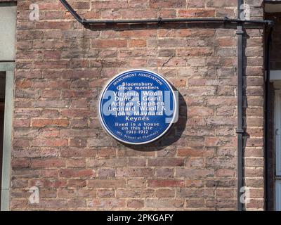 Blaue Plakette für die Mitglieder der Bloomsbury Group (Virginia Woolf, John Meynard Keynes usw. siehe Hinweise), UCL School of Pharmacy, London, Großbritannien. Stockfoto