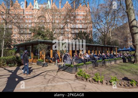 Allgemeiner Blick auf das Caffè Tropea in Russell Square, Central London, Großbritannien. Stockfoto