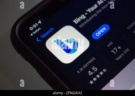 Vancouver, KANADA - April 7 2023 : Microsoft Bing-Symbol im App Store auf dem iPhone-Bildschirm. Bing ist eine Internet-Suchmaschine von Microsoft. Stockfoto