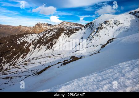 Der Berg Mulhacen, der höchste Gipfel der Sierra Nevada, Spanien. Stockfoto