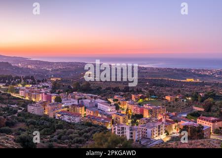 Agrigento, Sizilien, Italien, Stadtbild in Richtung Tal der Tempel und Mittelmeer bei Sonnenaufgang. Stockfoto