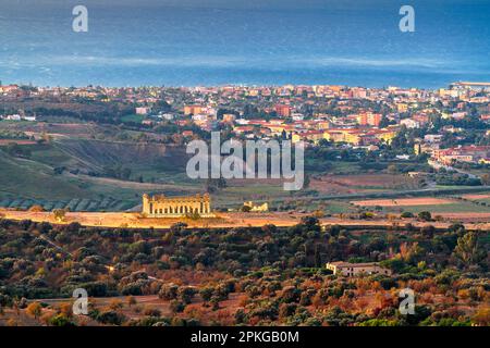 Agrigento, Sizilien, Italien, Stadtbild in Richtung Tal der Tempel und Mittelmeer bei Sonnenaufgang. Stockfoto