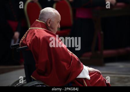 Vatikan. 07. April 2023. 7. April 2023 - PAPST FRANZISKUS feiert „Passion of the Lord“ in St. Petersdom im Vatikan - Staat Vatikanstadt - © EvandroInetti via ZUMA Wire (Kreditbild: © Evandro Inetti/ZUMA Press Wire) NUR REDAKTIONELLE VERWENDUNG! Nicht für den kommerziellen GEBRAUCH! Kredit: ZUMA Press, Inc./Alamy Live News Stockfoto