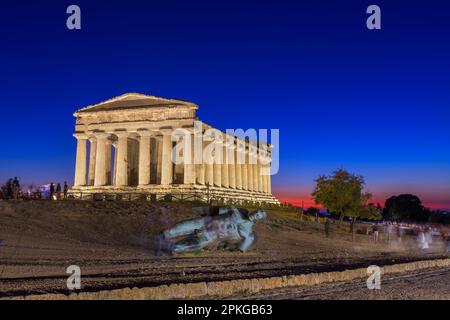 AGRIGENTO, ITALIEN - 31. OKTOBER 2022: Tempel der Concordia bei Nacht. Stockfoto