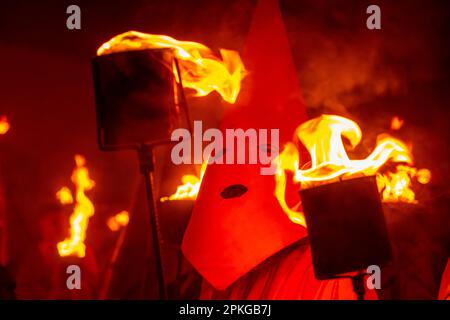 Goias, Goias, Brasilien – 06. April 2023: Ein Farricoco, der eine Fackel mit Feuer hält, in der Prozession von Fogareu, einem typischen Festival in der Stadt Goiás Stockfoto