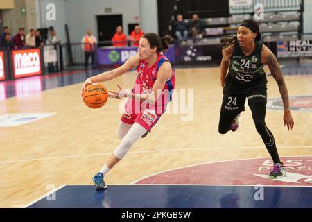 Campobasso, Italien. 07. April 2023. Giorgia sottana (schio) - Robyn Parks (la molisana)Playoff - Viertelfinale La Molisana Campobasso - Famila Wuber Schio während La Molisana Campobasso vs Famila Schio, italienischer Basketball A1 Serie Frauenspiel in Campobasso, Italien, April 07 2023 Kredit: Unabhängige Fotoagentur/Alamy Live News Stockfoto