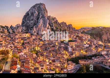 Caltabellota, Sizilien, Italien, historische Stadt in Sizilien bei Dämmerung. Stockfoto