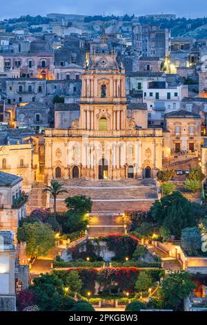 Modica, Sizilien, Italien mit der Kathedrale von San Giorgio in der Abenddämmerung. Stockfoto