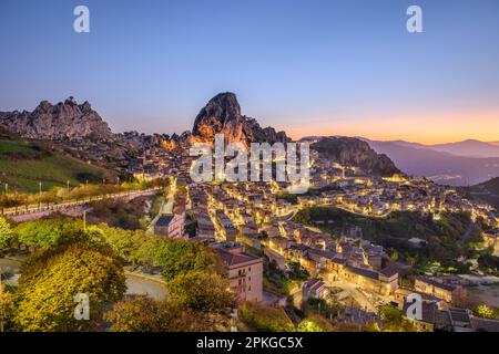 Caltabellota, Sizilien, Italien, historische Stadt in Sizilien bei Dämmerung. Stockfoto