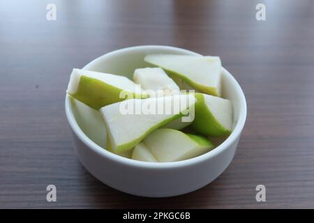 Scheibe frische Birnen auf Tisch Nahaufnahme Stockfoto