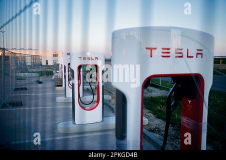 Bitterfield, Deutschland. 06. April 2023. Symbolisches Foto zum Thema Elektromobilität. Tesla Supercharger Ladestationen werden auf einer Baustelle an einer Autobahnservicestation installiert. Bitterfeld, 06.04.2023 Kredit: dpa/Alamy Live News Stockfoto