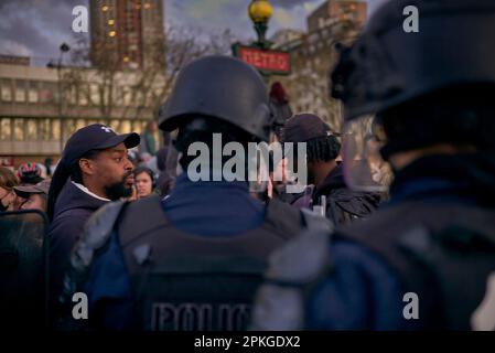 6. April 2023, Paris, Ile-de-France, Frankreich: Demonstranten stoßen auf der Avenue des Gobelins mit der französischen Polizei an. Tränengas wird verwendet, Demonstranten wurden verhaftet, während andere Demonstranten versuchen, sie zu erreichen. Der Kampf gegen den Rentenreformplan von Macron ist in Frankreich noch nicht abgeschlossen. (Kreditbild: © Norbert Voskens/ZUMA Press Wire) NUR REDAKTIONELLE VERWENDUNG! Nicht für den kommerziellen GEBRAUCH! Stockfoto