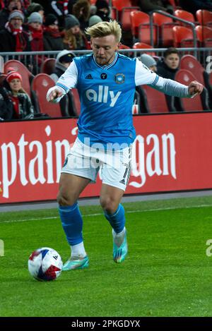 Toronto, ONTARIO, Kanada - 1. April: Kamil Jozwiak #7 Mittelfeldspieler des Charlotte FC läuft während des regulären MLS-Saisonspiels 2023 zwischen Tor um den Ball Stockfoto