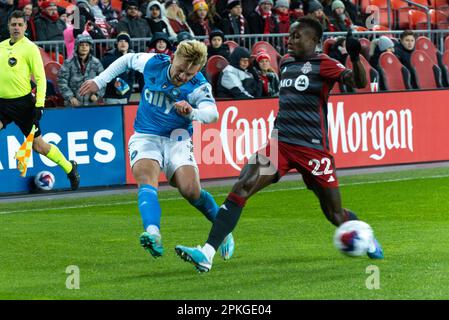 Toronto, ONTARIO, Kanada - 1. April: Kamil Jozwiak #7 Mittelfeldspieler des Charlotte FC läuft während des regulären MLS-Saisonspiels 2023 zwischen Tor um den Ball Stockfoto